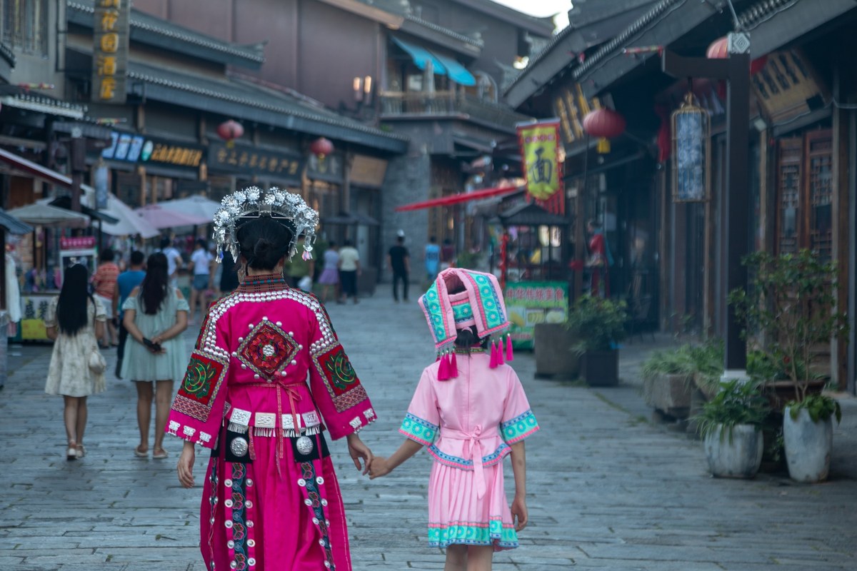 贵州天眼探洞玩水亲子旅行