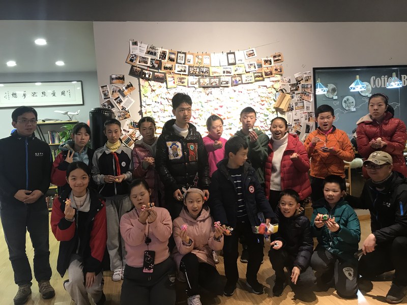 驴屋亲子游 野外生存独立营 孩子们用打火石生火