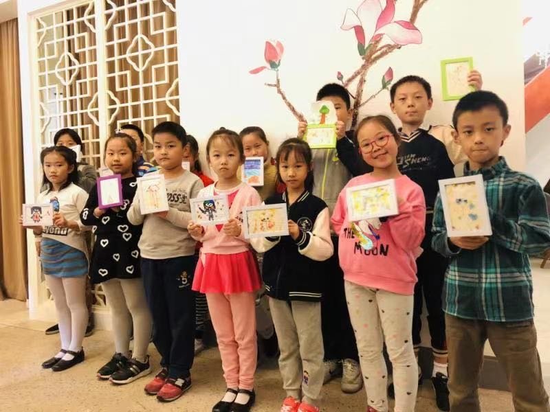 驴屋亲子游 非遗体验作品展示 孩子举着自制相框