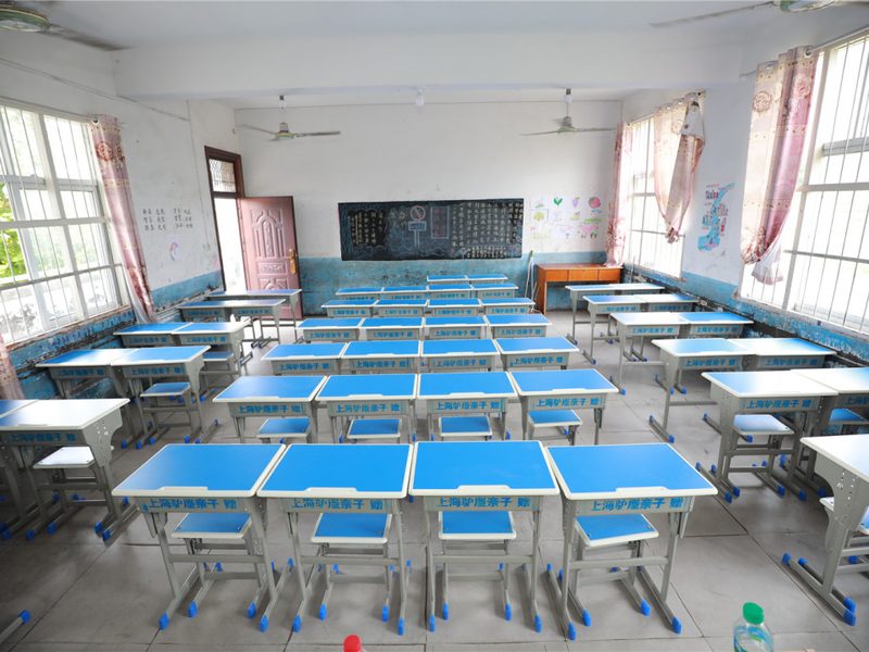 驴屋公益 复访玉山 受助学校新教室新桌椅