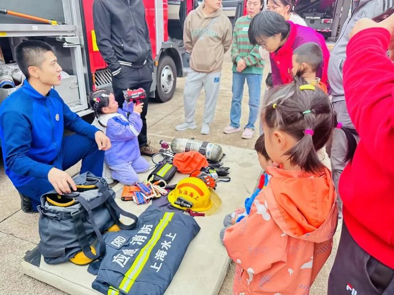 驴屋公益 致敬神勇消防兵 孩子穿消防员装备合影 活动现场