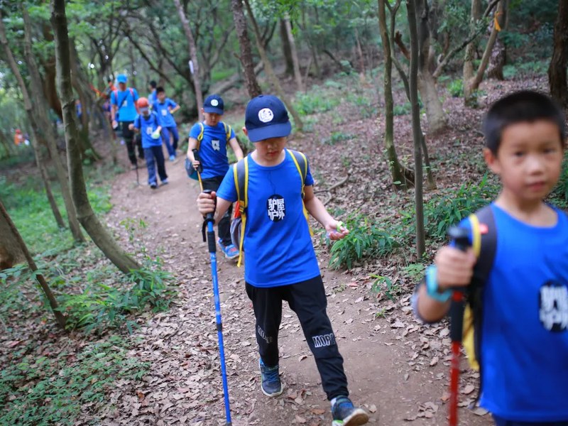 军嶂古道山野独立营 孩子在徒步