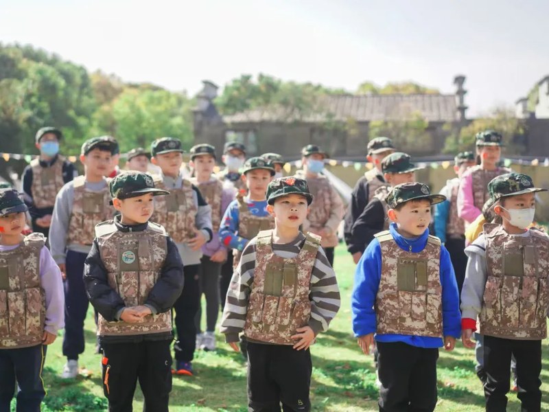 我是特种兵独立营 孩子穿迷彩服跑障碍