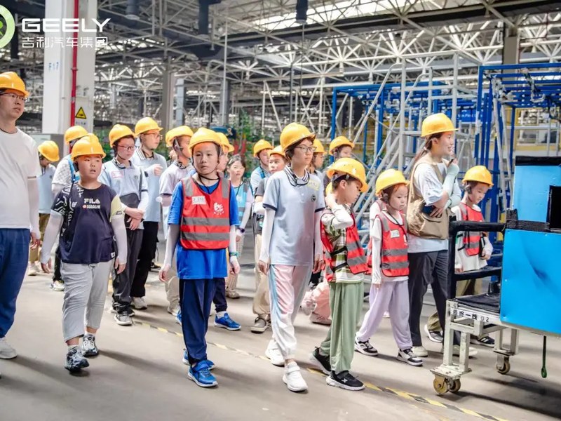 吉利汽车少年科创营 孩子参观极氪工厂