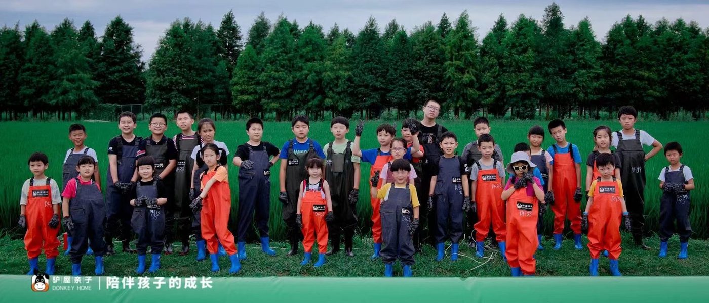 驴屋说稻做稻 秋收割稻亲子营 孩子穿防水服稻田合影