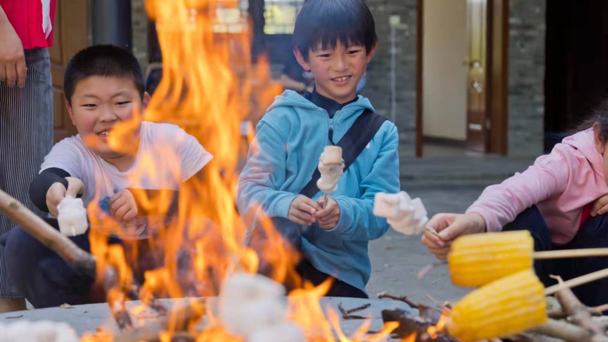 驴屋自然探索 荒野厨房 孩子在篝火旁烤棉花糖和玉米