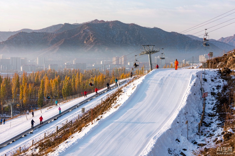内蒙古呼和浩特深秋清晨，大青山脚下滑雪场初级雪道覆着人工造雪，压雪车刚理出整齐纹路，缆车与魔毯沿坡上行，坡下是金黄杨树林与城市楼群，远山呈灰紫色，一位橙色雪服的人立在雪道顶端