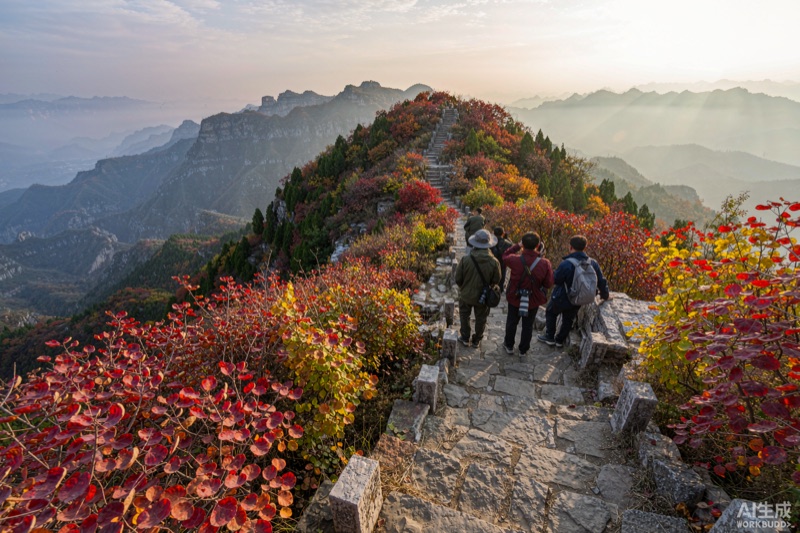 山西阳泉平定红岩岭深秋红叶最盛，陡峭山径沿山脊盘旋，两侧黄栌与红栌红黄绿三色交织，石阶上有游客背影，远处太行山峦起伏薄雾弥漫